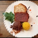 サルンポヮク - ナッツのケーキ、紫芋のケーキ、チョコレートのアイス、かぼちゃとラムレーズンのアイス