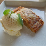 上野の森PARK SIDE CAFE - 温かいアップルパイとバニラアイスクリーム