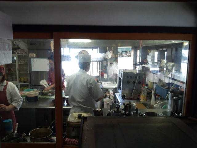 Khu bếp của quán