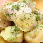 ペルメニ ブティック - ペルメニ（サーモン）「当店自慢のペルメニ！大人気のお肉のペルメニと、日本では中々味わえないサーモンのペルメニは味わい深く香り豊かでいくらでも食べれます。」※メニュー表記通り