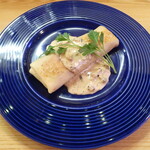 ペルメニ ブティック - ブリニイ「サワークリームを塗ったロシアのクレープに、鶏肉と玉ねぎを包んだもの。」