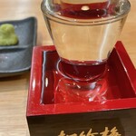 美味いもん処 手八 - 日本酒は表面張力マックスまで注いでくれます