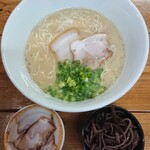 麺謹製3L's - たべきりとんこつ(ばりかた)、トッピング(にく・キクラゲ)