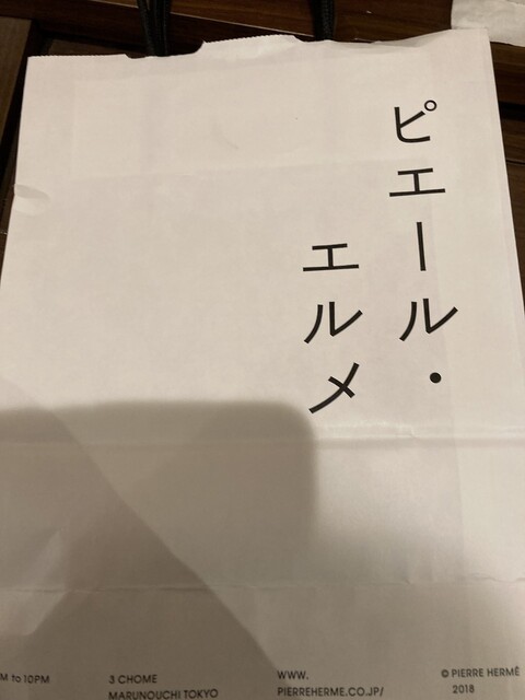 『やっぱりここのマカロンは美味しい』by macosharedaisuki : ピエール・エルメ・パリ Aoyama （PIERRE ...