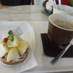 パティスリーメリクリ - 2013  タルトポワール、店内で食べると、ドリンクがサービスされます♪