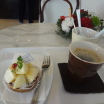 パティスリーメリクリ - 2013   タルトポワール、店内で食べると、ドリンクがサービスされます♪サービスのホットコーヒー