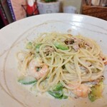 PASTAわざや - エビとアボガドの和風クリームソース。でもこれ、ガッツリ混ぜたあとのアフター写真笑。だってクリームソースはまんべんなく絡めないとね！