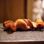 Yakitori Ruike - ◆白レバー
      解けて膨らむタレに抱かれた甘旨味！そしてクセのない風味がレアさと心地よく合致！