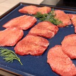 焼肉ここのみ - タンの4種盛り
            （左奥から厚切りタン、上タン、黒毛和牛タン、蔓草牛のタン）