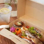 [Lunch box with 2 types of sandwiches and deli] Our popular takeaway lunch requires reservation ♪