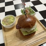 ハンバーガー モミジ - スープ、サラダがセットになっておりお得感有ります