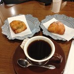カフェ オスピターレ - ブレンドコーヒーとスフォリアテッラ、左がピスタチオ、右がナポリ