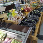 こーなん産直館 - 新鮮野菜が並んでいます