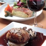 Bistro Queue - 「鴨肉の赤ワイン煮のパイ包み焼き」（1,000円）、「本日の日替わりキッシュ」（650円)