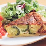 Bistro Queue - ブロッコリーとベーコンのキッシュ