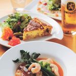 Bistro Queue - 「スズキのソテー ブイヤベース仕立て」1,100円、外は香ばしく中はふわふわの看板メニュー「日替わりキッシュ」650円