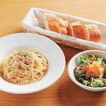 Bistro Queue - パスタランチは800円。写真は「桜エビと春キャベツのクリームパスタ」。日替わりパスタは3種類から1品選べます
