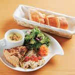 Bistro Queue - 「キッシュの盛り込みワンプレートランチ」（800円）。季節野菜が詰まった日替わりキッシュ。ふんわり柔らかな仕上がりです