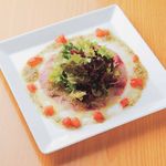 Bistro Queue - 緑胡椒と大葉で小鯛の甘みを引き出した「小鯛のカルパッチョ」800円