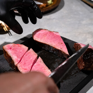 焼き上げたお肉の断面を目の前でご覧になれます！