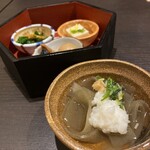 博多華味鳥 博多駅前店 離れ - 突き出しのおきゅうと、奥は小鉢3種盛り。うま！