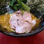 家系総本山 吉村家 - モモのチャーシューは薫香が強め。