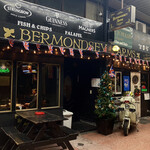 BERMONDSEY CAFE - 店舗外観。実は入口が2つある。写真中央あたりと右の白いドア。マスターの言い方を借りれば、白い方が庶民用でもう一方が上流階級用なので、私は何げに上流階級だったりする(勘違いオヤジ)。