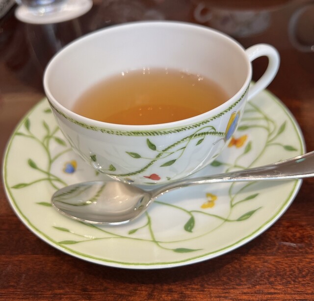 『2階への階段を上がると素敵な上品空間が待ってます♪』by nyosh935 ROYAL CRYSTAL COFFEE 自由が丘店