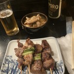 Kuroda - お通しモツ煮、焼き鳥塩、瓶ビール黒ラベル