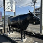 Yakiniku Mihiro - 焼肉みひろ広原店さん。宮崎牛のオブジェが目印。