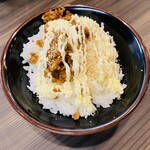 王道家直系 家系ラーメン がく - 無限にんにくに胡麻を擦りおろし、グリーンにんにく少々、最後にマヨビーム♫