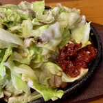 びっくり焼亭 - 辛味噌を鉄板の隅に・・
