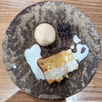 La Stalla - 八木下農園さんの石地みかんのトルタ。プランタニエールさん作のレモンバタークリームのマカロンと、マルベリーのパートドフリュイ