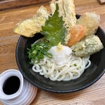 うどん食べ会館 - 市場の野菜天ぶっかけ（¥720）