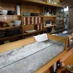 ひさご亭 - スタッフとの会話も楽しいカウンター席