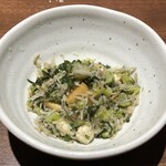 炭火焼鳥 しろ虜 - お通し（じゃこと青菜の炒め物）
