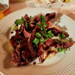 ラ シャッス - 北海道占冠でとれたヒグマ肉の炭火ロースト　グリーンペッパーの赤ワインソース