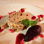 ラ シャッス - ラム酒に漬けたレーズンとアーモンドプラリネのヌガーグラッセ　山ブドウのソルベを添えて