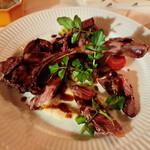 ラ シャッス - 北海道占冠でとれたヒグマ肉の炭火ロースト　グリーンペッパーの赤ワインソース　１歳と３歳の肉の食べ比べ