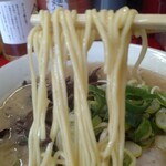 とんこつラーメンいしい - 山田製麺の中細麺ストレート