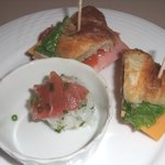 ザ・テラス - マグロのミニ丼とホテルブレッドのサンドウィッチ