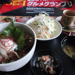 びすとろ風見鶏 - 指宿名物温たまらん丼風見鶏バージョン。刺身用鶏肉に柚子胡椒で優しく味を入れました。