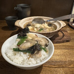 Oka han - 本日の一品
                      牡蠣と豆腐のピリ辛土鍋