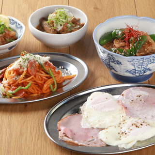 こだわりの酒場料理は約100種類！何度も味わいたい逸品揃い