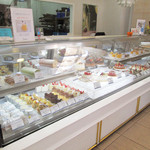 ケントハウス - ショーケースには色んな種類のケーキがずらりと並びます♪