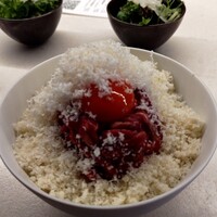 西院焼肉KINOE - チーズの下にユッケ、その下に野菜
