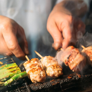 特色烤鸡肉串！请享用我们用木炭精心烤制的特色美食。