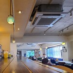 Brasserie Wakano - 白壁に濃茶色の木製調度品、彩り豊かなテーブルクロス、下町のビストロ感が溢れています
                        カウンター6席、テーブル6席×1卓、テーブル4席×7卓、テーブル3席×1卓、テーブル2席×2卓の合計47席