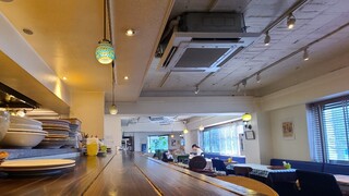 Brasserie Wakano - 白壁に濃茶色の木製調度品、彩り豊かなテーブルクロス、下町のビストロ感が溢れています
                        カウンター6席、テーブル6席×1卓、テーブル4席×7卓、テーブル3席×1卓、テーブル2席×2卓の合計47席