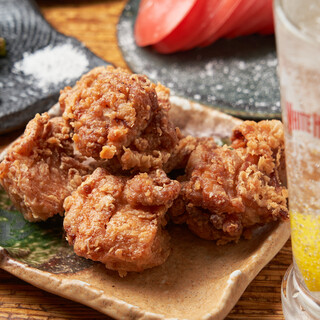 焼き鳥以外も◎名物の唐揚げや、酒の進む逸品料理